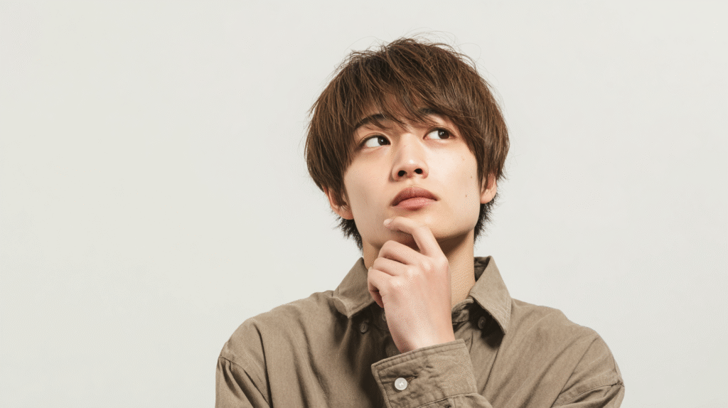 考えている男の写真